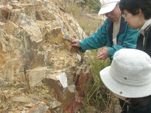 第237回自然観察会「三吉鉱山跡での鉱物等の観察」2