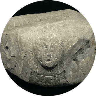 楯築神社の旋帯文石の写真