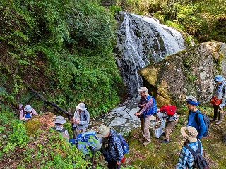 ���R�ώ@��u��R�O��V�_�̐��E�v