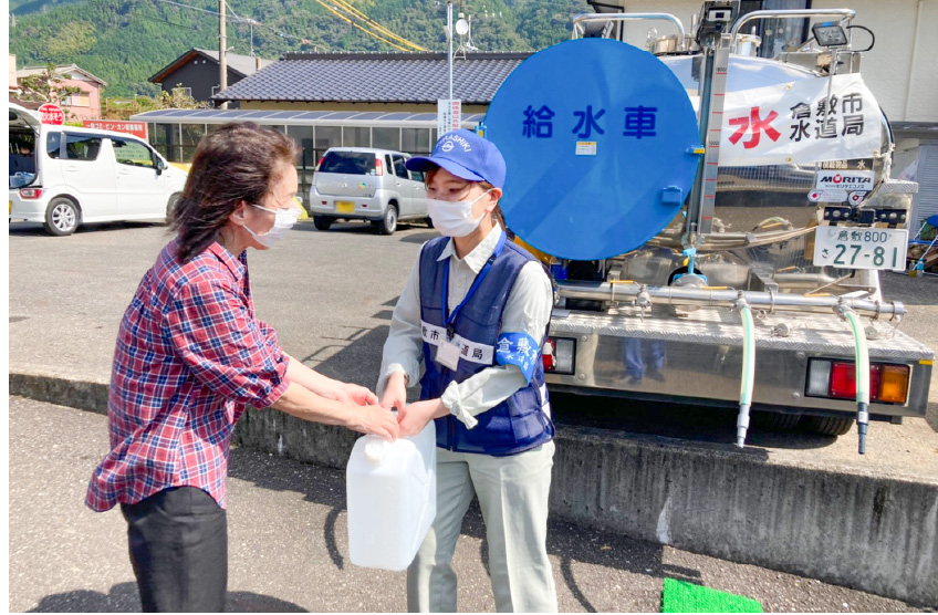 水道水を配る様子